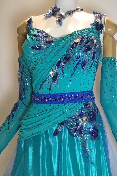 スタンダードドレス　ピーコックブルー【SALE 220,000円】